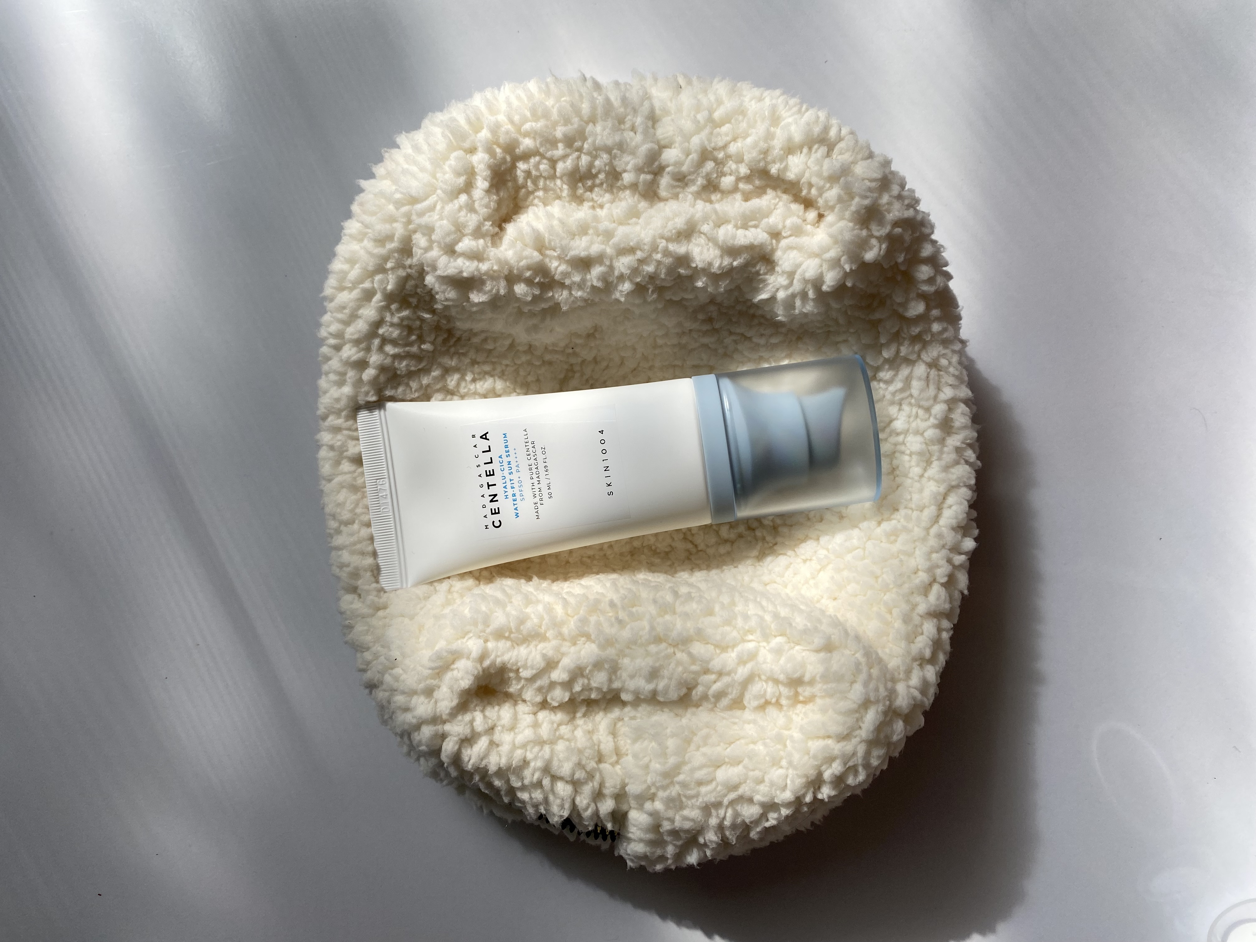 ضدآفتاب سنتلا کرمی،ضدآفتاب سنتلا کرمی، به‌ویژه مدل «Hyalu-Cica Water-Fit Sun Serum» از برند کره‌ای SKIN1004، یکی از بهترین ضدآفتاب های دنیا شناخته شده.