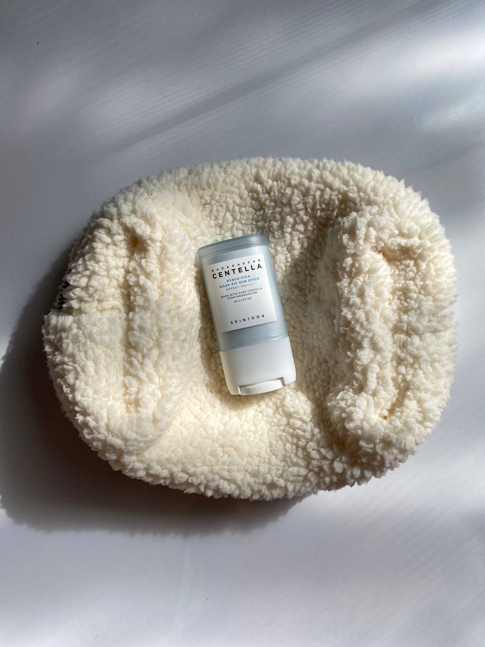 ضدآفتاب استیکی سنتلا،با نام کامل SKIN1004 Madagascar Centella Hyalu-Cica Silky-Fit Sun Stick،