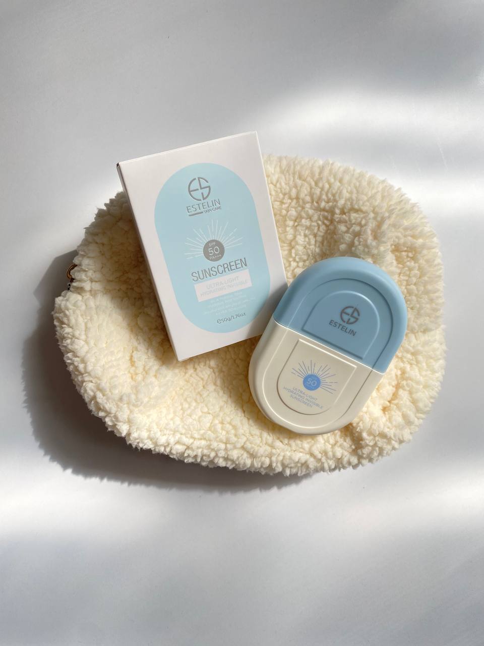 ضدآفتاب استلین ،محافظت قوی در برابر خورشید،محافظت در برابر اشعه های UVA و UVB،بافت سبک و زود جذب،اثری ازرد سفیدی و چربی ندارد،آبرسانی و مرطوب کنندگی حاوی ترکیباتی نیاسینامید، ویتامین C،هیالورونیک اسید،قابل استفاده به عنوان پرایمر