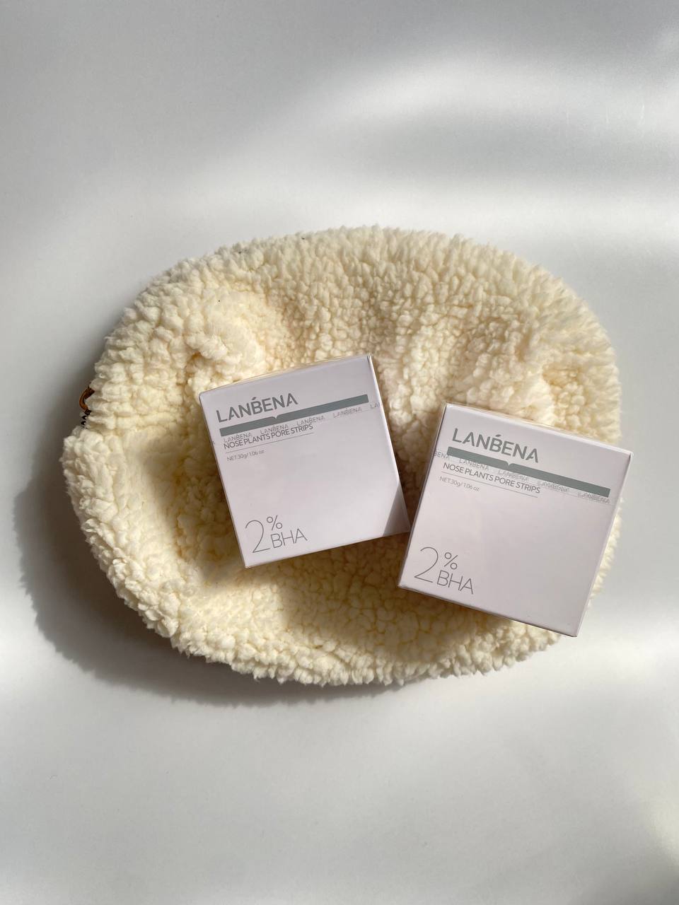 چسب بینی طرح جدید لانبنا ،فرمولاسیون جدید با ۲٪ BHA؛دارای سالسیک اسید لایه برداری ملایم پوست، کاهش چربی اضافی ،حاوی عصاره های طبیعی مانند آلوورا،ذغال فعال،هیالورونات