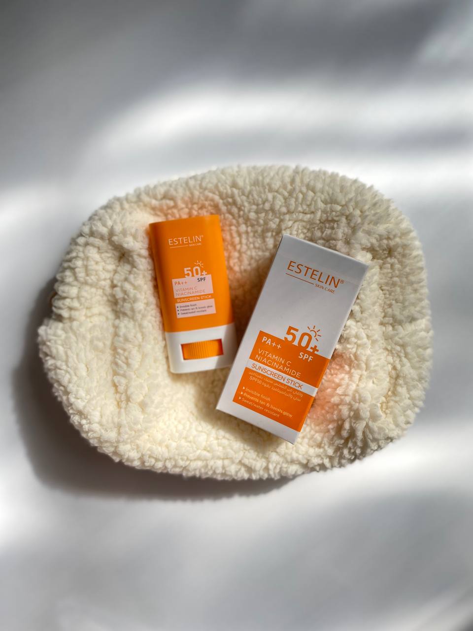 ضدآفتاب استیکی استلین مدل ویتامین C و نیاسینامید با SPF 50، یکی از محصولات محبوب برند Estelin است، • محافظت بالا در برابر آفتاب: با SPF 50، محتویات: ویتامین C: به عنوان یک آنتی‌اکسیدان قوی، به روشن‌تر شدن پوست و کاهش لک‌ها کمک می‌کند.  • نیاسینامید: در بهبود بافت پوست، کاهش منافذ و کنترل چربی مؤثر است.