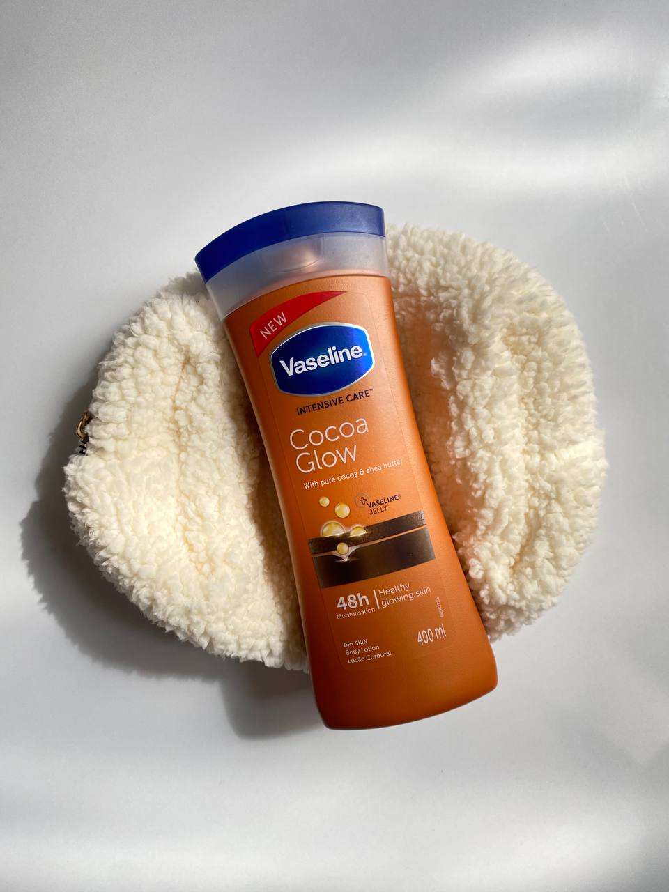 لوسیون وازلین کاکائویی با نام کامل Vaseline Intensive Care Cocoa Radiant Lotion، یکی از محصولات محبوب برای آبرسانی و نرم‌کنندگی پوست است. این لوسیون با ترکیباتی مانند کره کاکائو و شی باتر، به تغذیه و درخشش طبیعی پوست کمک می‌کند.