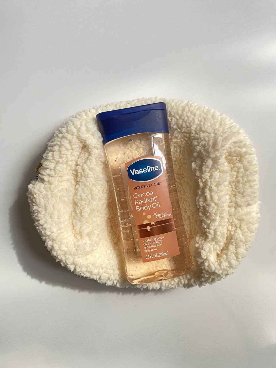 روغن بدن وازلین کاکائویی، با نام کامل Vaseline Intensive Care Cocoa Radiant Body Gel Oil، یک محصول محبوب برای آبرسانی و درخشش طبیعی پوست است. این روغن با ترکیبی از کره کاکائو خالص و روغن‌های مغذی، به ویژه برای پوست‌های خشک و کدر مناسب است.