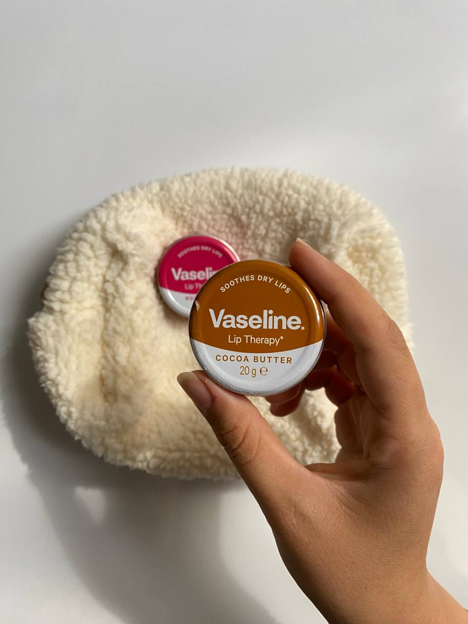 بالم لب وازلین با عصاره کاکائو و رز گل یکی از بهترین مراقبت ها از لبه.به ویژه برای لب های ترک خورده و خشک.