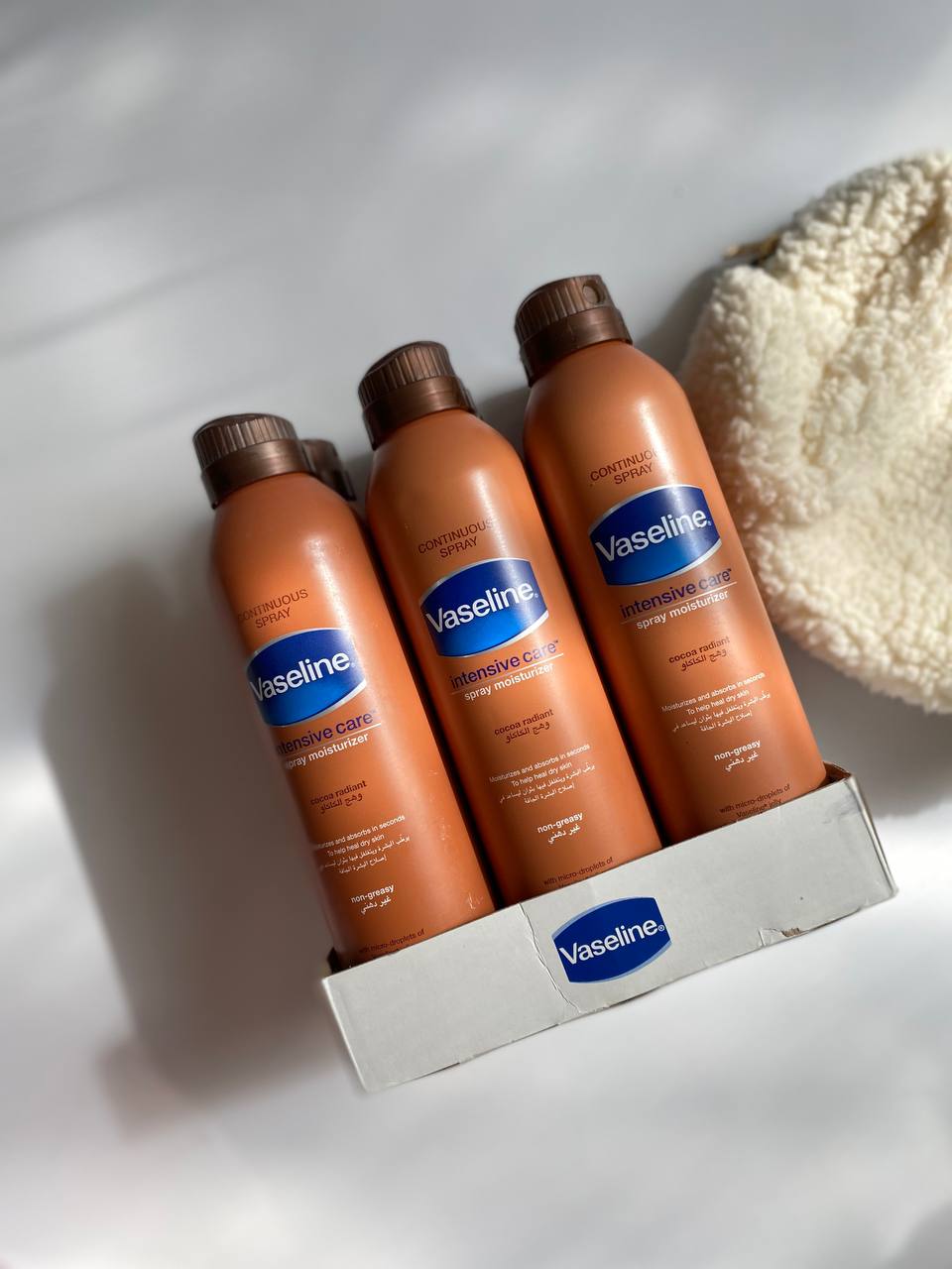 اسپری لوسیون وازلین با رایحه کاکائو یکی از محصولات پر طرفدار مراقبت از پوست با ترکیب خواص تغذیه کنندگی بالا و استفاده آسان دارد