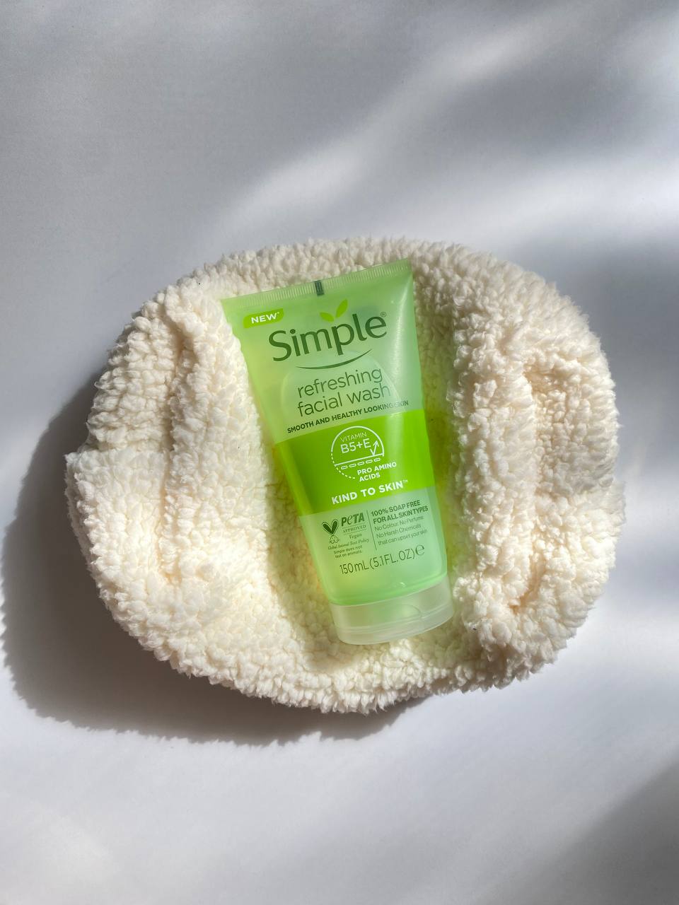 شوینده‌ی صورت سیمپل (Simple) مدل Refreshing Facial Wash یکی از محصولات محبوب برند انگلیسی Simple است که به دلیل فرمولاسیون ملایم و بدون مواد تحریک‌کننده،برای پوست‌های حساس بسیار مناسب شناخته می‌شود.مناسب انواع پوست.