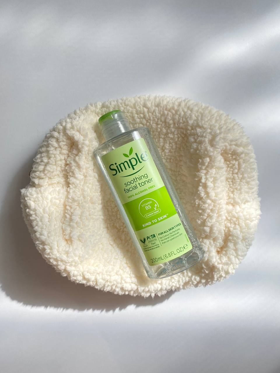 تونر صورت Simple Kind to Skin Soothing Facial Toner یک محصول ملایم و بدون الکل است که برای پوست‌های حساس و مستعد تحریک طراحی شده است. این تونر به عنوان مرحله‌ای مکمل پس از پاک‌سازی صورت عمل می‌کند و به بازگرداندن تعادل pH پوست، آرام‌سازی و آماده‌سازی آن برای مراحل بعدی مراقبت پوستی کمک می‌کند.