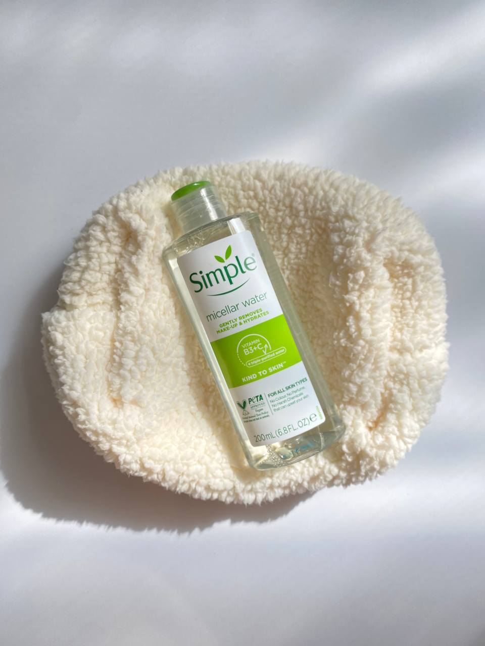 میسلار واتر Simple Kind to Skin Micellar Cleansing Water یکی از محصولات پرطرفدار برند انگلیسی Simple است که به دلیل فرمولاسیون ملایم و مؤثر، برای انواع پوست‌ها، به‌ویژه پوست‌های حساس، مناسب است.