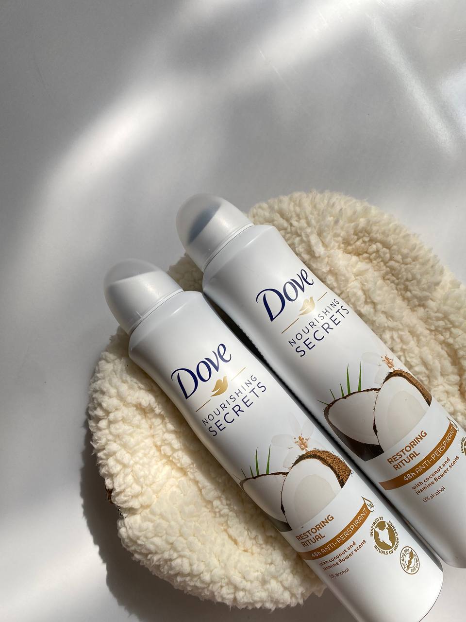اسپری بدن داو نارگیل ساخت انگلستان (Dove Coconut Dry Spray – Made in UK) یکی از محصولات خوشبوکننده و ضدتعریق محبوب برند داو است که با رایحه ملایم و استوایی نارگیل طراحی شده. این اسپری همزمان هم خاصیت ضد تعریق دارد و هم رایحه‌ای خوش و ماندگار به پوست می‌دهد.