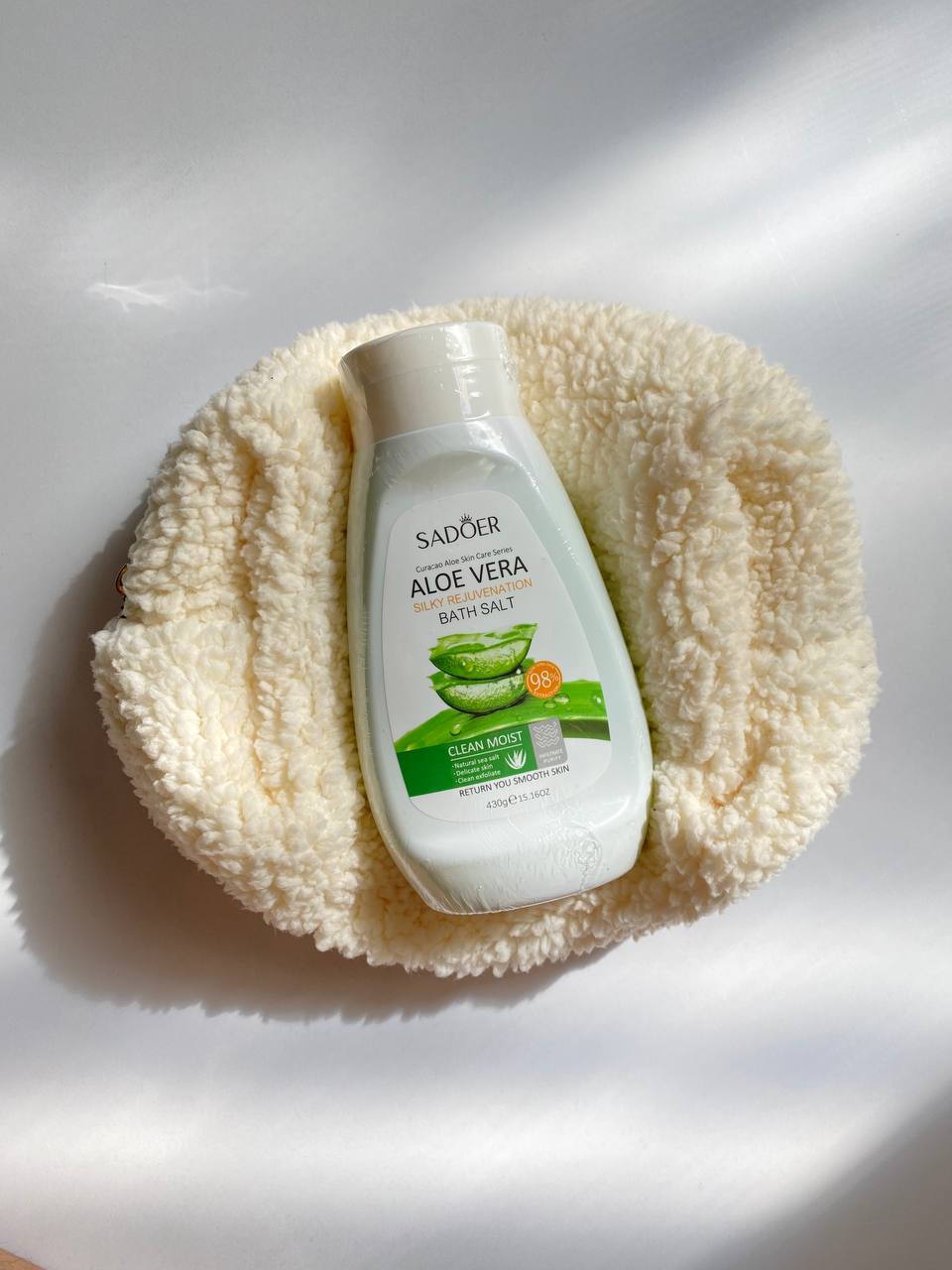 نمک بدن آلوئه‌ورا سادور (Sador Aloe Vera Body Salt) یک محصول اسکراب و لایه‌بردار برای پوست بدن است که علاوه بر پاکسازی سلول‌های مرده، به نرمی و شادابی پوست کمک می‌کند.